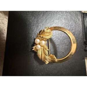 Sarah Coventry Vintage Gold Tone Circle Brooch‎ Pin Faux Pearls Leaf Design